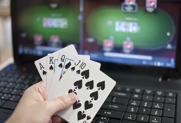 Sảnh game Live Casino tại hubet với bàn baccarat và dealer thật trực tuyến